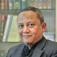 He graduated from Lembaga Pendidikan Penerbangan Udara (LPPU) in 1979, and started his career with Garuda Indonesia where he reached captaincy. He then joined Qatar Airways, Virgin Nigeria and is now with a Hong Kong-based airline. His da’wah work began in 1999 at Al-Mukhlishin in a local community where he lived. He has years of international vocational training under his belt, and attended workshops and seminars in Finland, Australia, France, China etc. His rich experience has given him a strong sense of cultural intelligence.